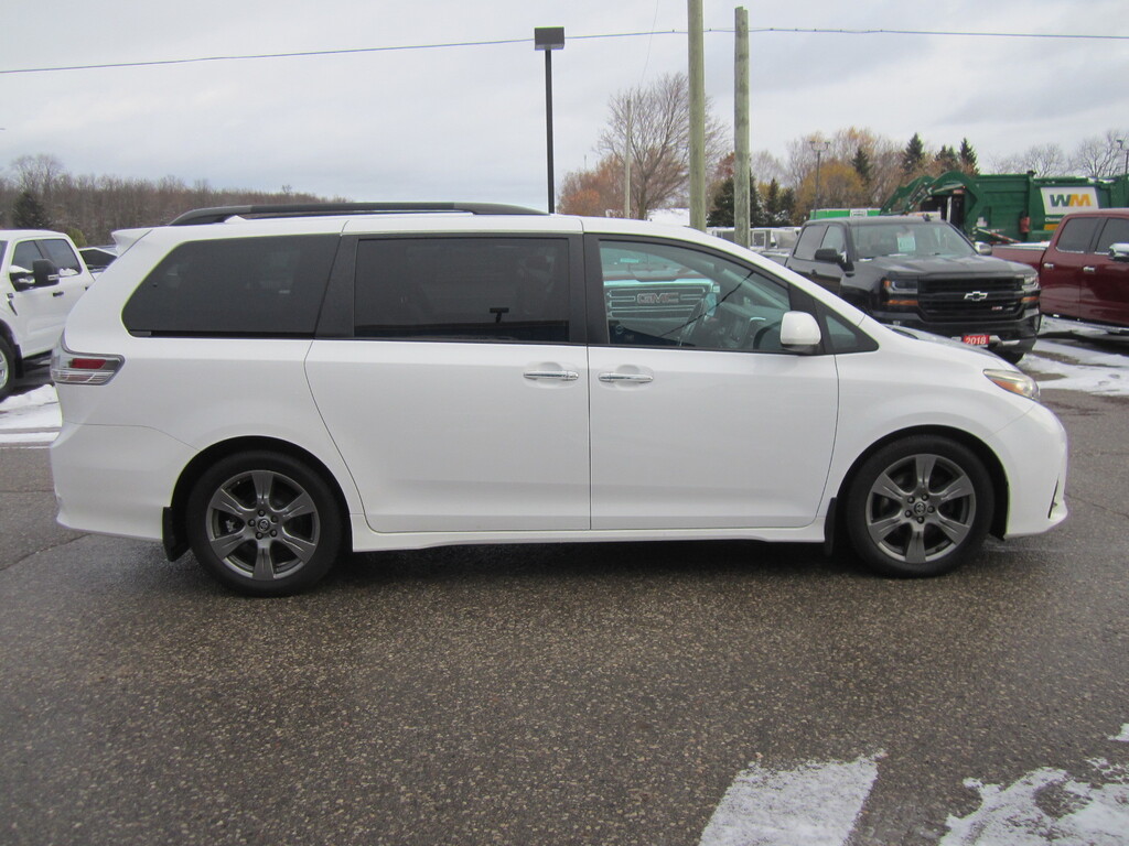 2018 Toyota Sienna SE 8-Passenger photo 5